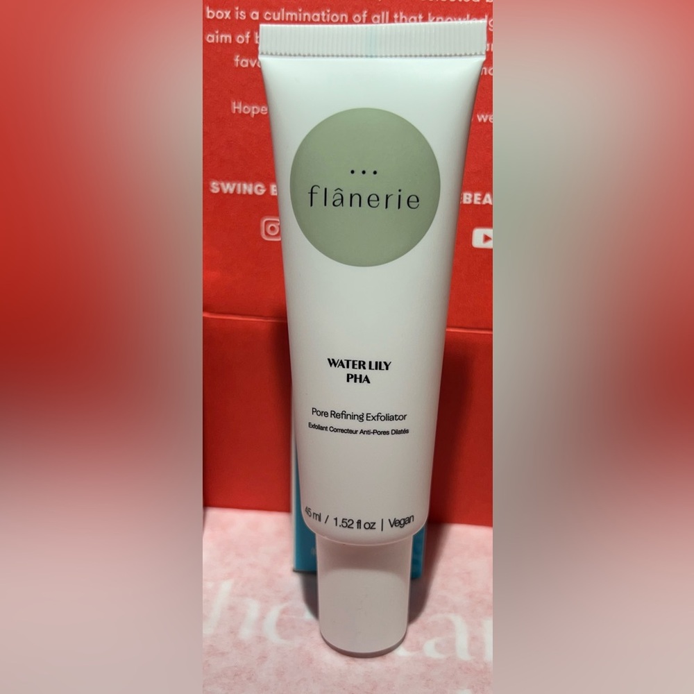 Flânerie Water Lily Pore Refining Exfoliator. With gentle Polyhydroxy acids.